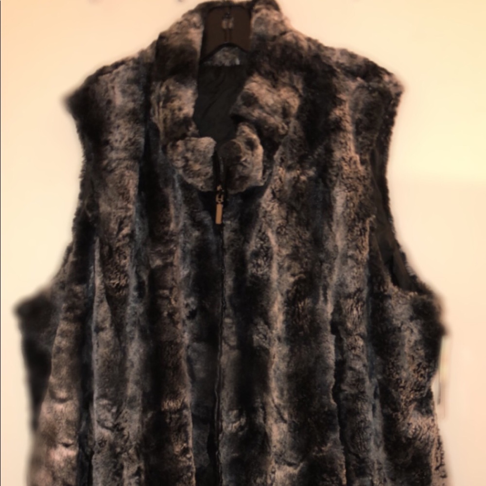 NWT Plus SZ Gallery Woman Faux Fur Reversible Vest